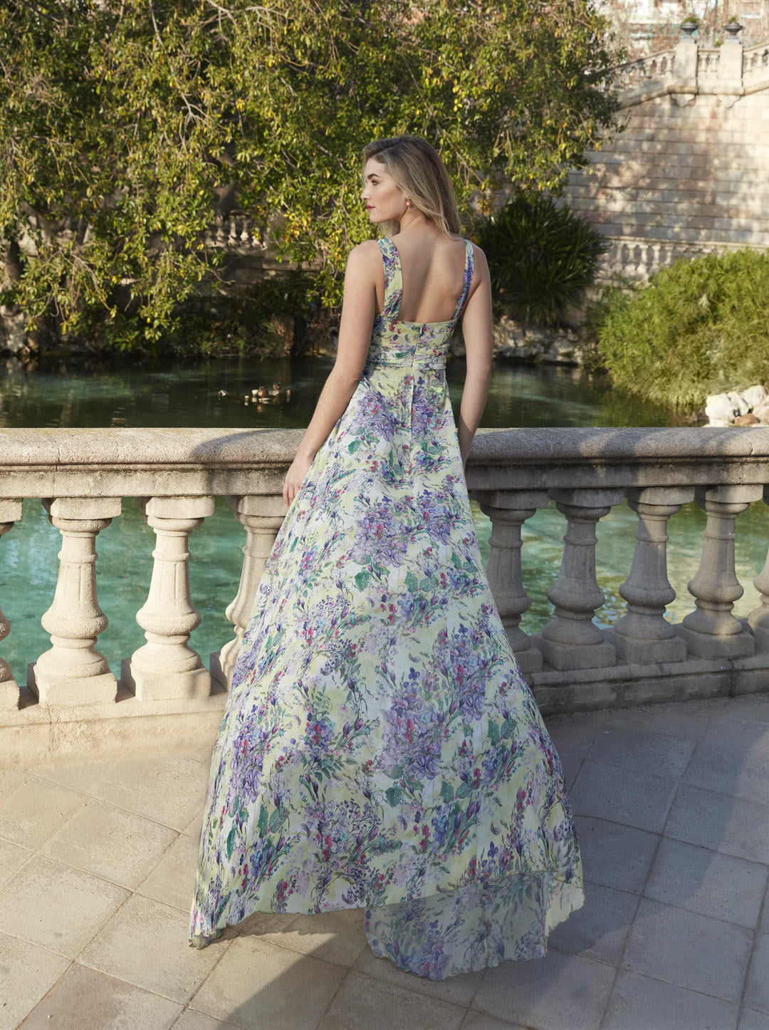 Nerja Linen V-Neck Dress for Summer Comfort