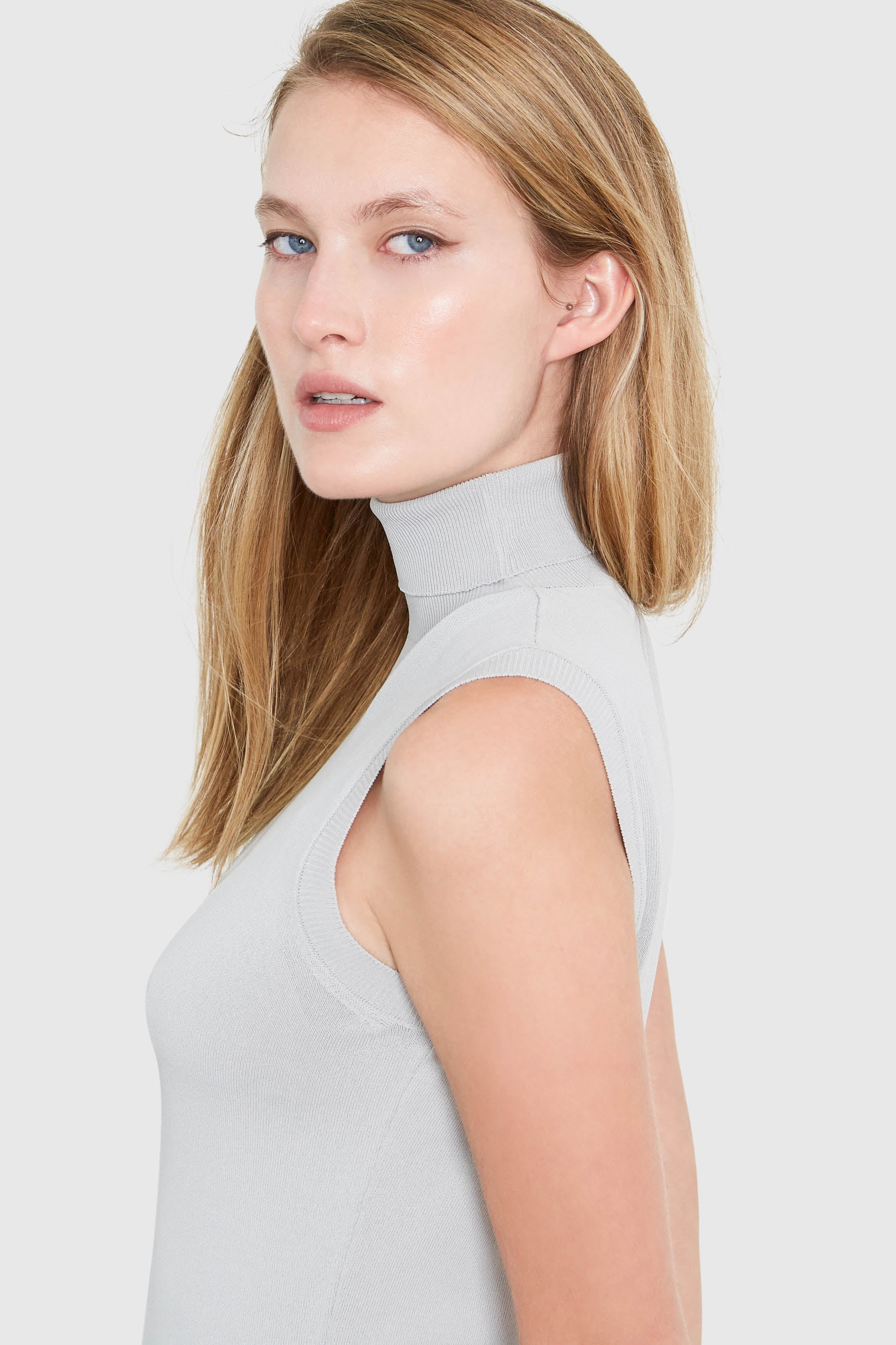HEPBURN SLEEVELESS VISCOSE SWEATER IN SMOKE