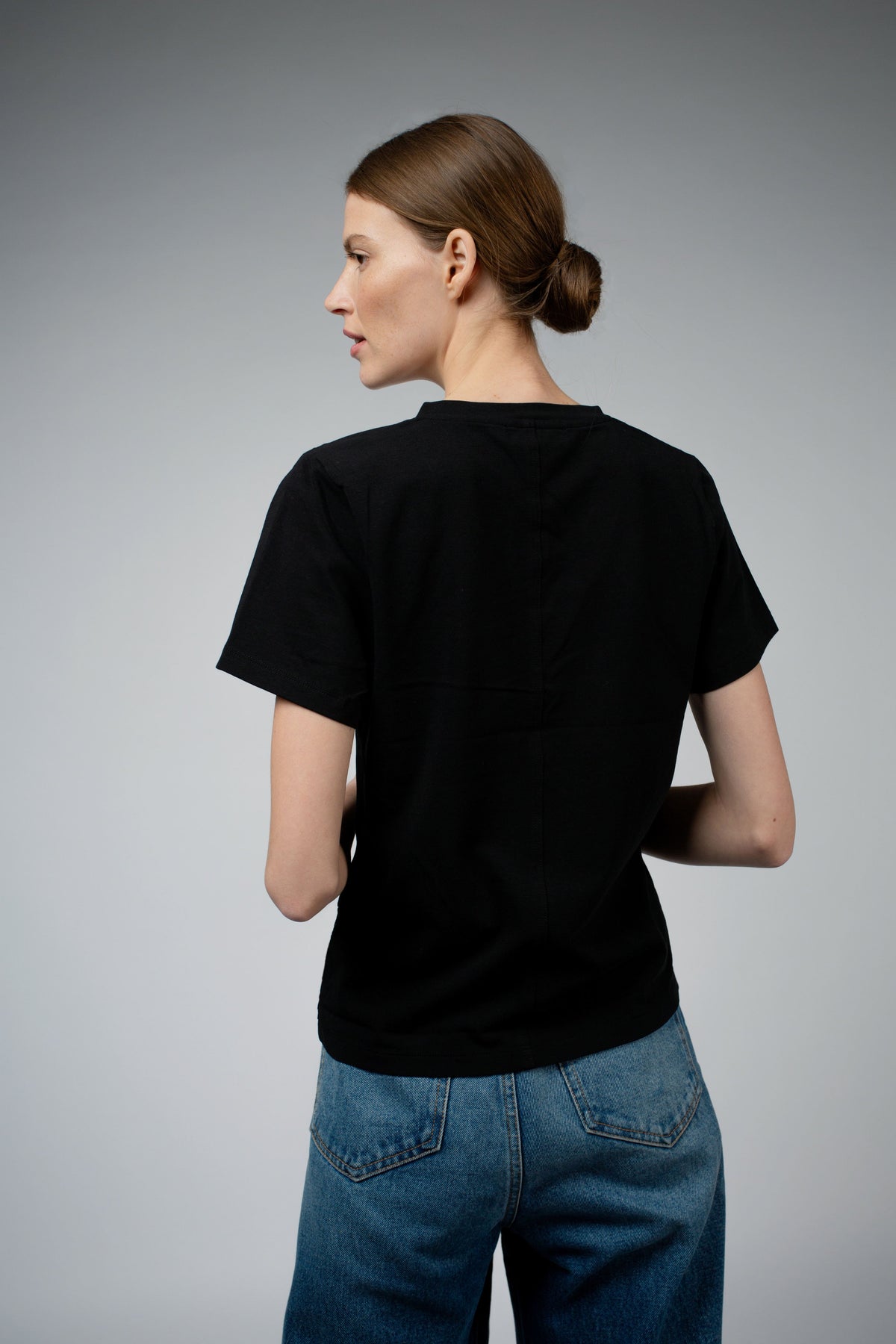 MAGDA ORGANIC COTTON V-NECK T-SHIRT IN BLACK