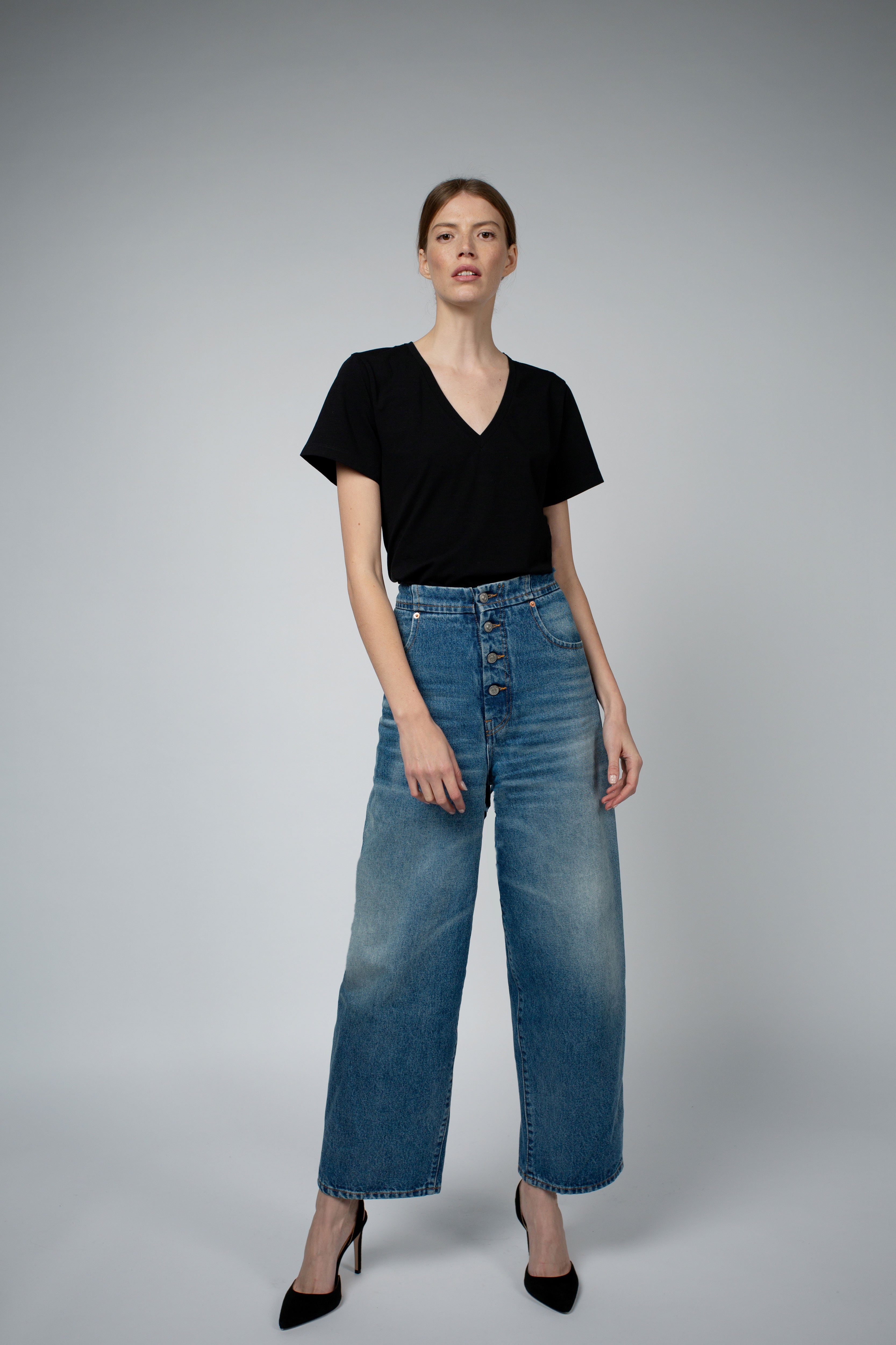 MAGDA ORGANIC COTTON V-NECK T-SHIRT IN BLACK