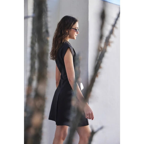 Chic Mini Dress with Front Zipper and Pleated Hem BLACK
