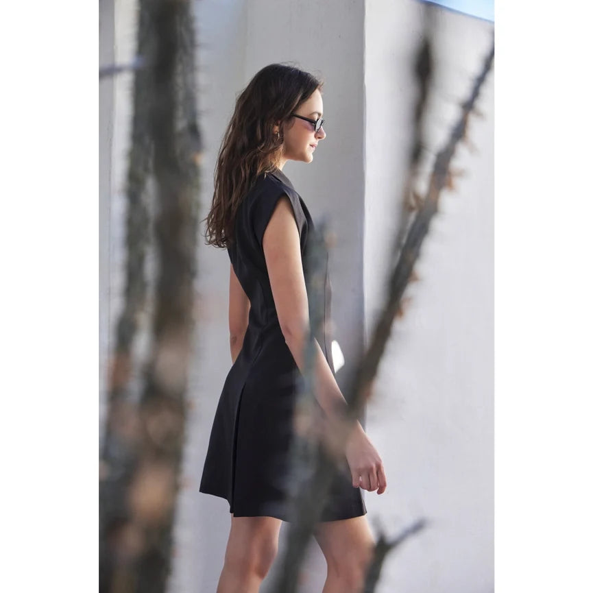 Chic Mini Dress with Front Zipper and Pleated Hem BLACK