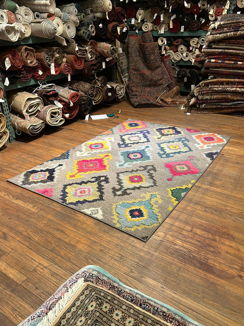 Persian-Inspired. Modern Defined. Turkish Made Rug, size  5' 2" x 7' 7"