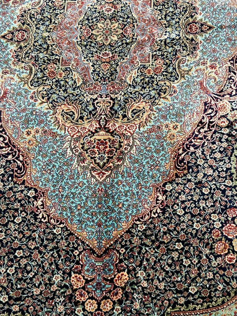 Exquisite 100% Silk Persian Design Rug – Elegant and Luxurious, size 3' 10" x 5' 8"  (H)