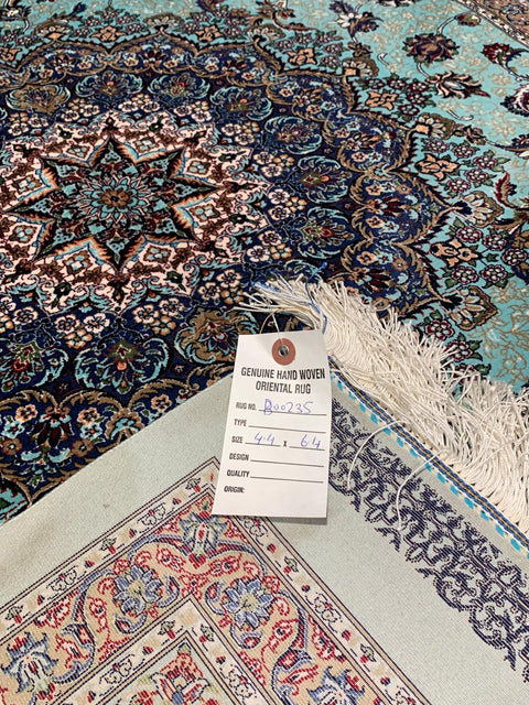 Exquisite 100% Silk Persian Design Rug – Elegant and Luxurious, size 4' 4" x 6' 4"