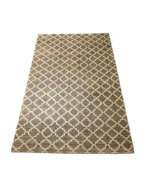 Persian-Inspired. Modern Defined. Turkish Made Rug, size 4' 10" x 7' 10" (O) machine