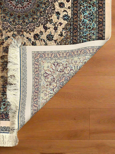 Exquisite 100% Silk Persian Design Rug – Elegant and Luxurious, size 3' 3" x 5" (H)