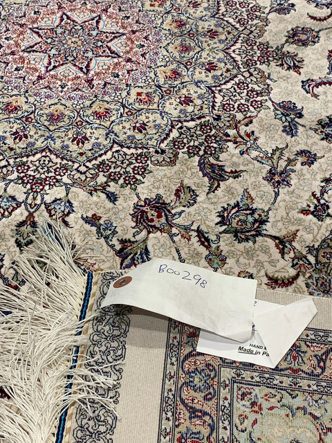 Exquisite 100% Silk Persian Design Rug – Elegant and Luxurious, size 3' 3" x 5" (H)