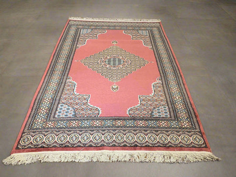 Hand-Knotted Pakistan Kashmiri Silk Wool Blend Rug, size 5' 3" x 8' 1 "