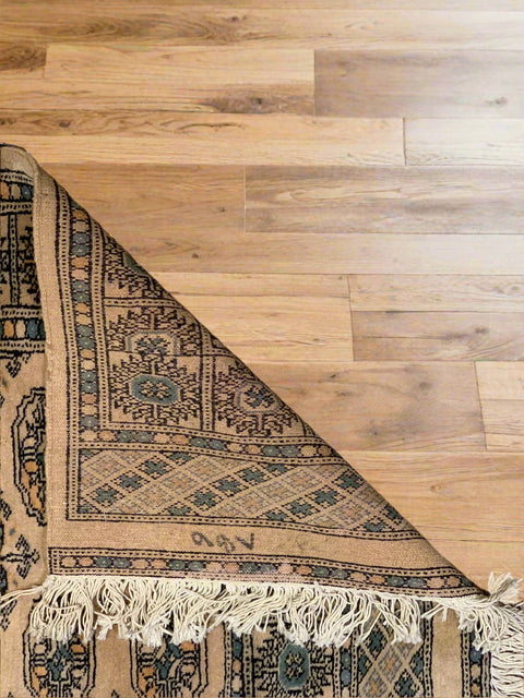 Hand-Knotted Pakistani Bokhara Rug – 100% Wool, size 2' 8" x 9' 7"  (M)