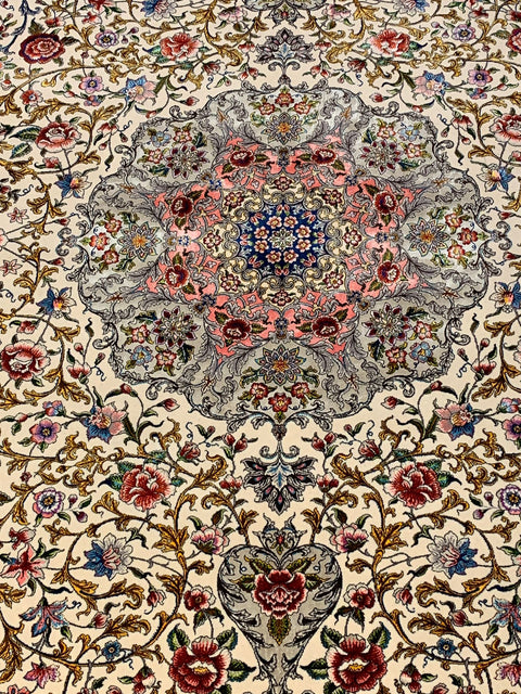 Exquisite 100% Silk Persian Design Rug – Elegant and Luxurious, size 6' 7" x 9' 10"