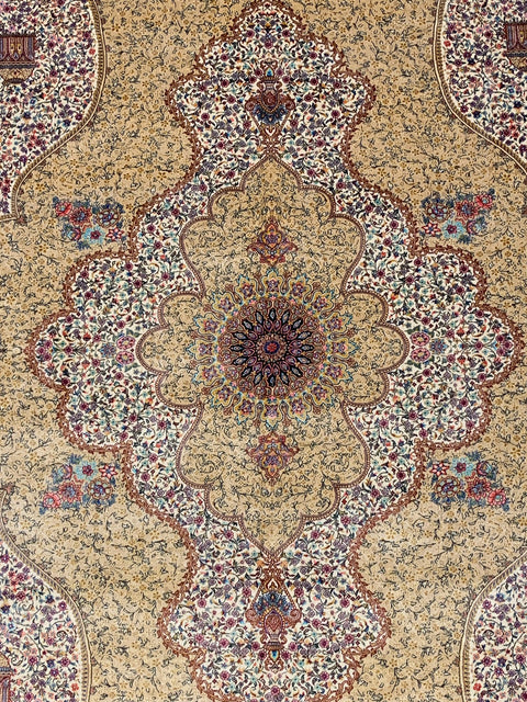 Exquisite 100% Silk Persian Design Rug – Elegant and Luxurious, size 6' 7" x 9' 7"