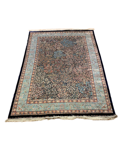 Exquisite 100% Silk Persian Design Rug – Elegant and Luxurious, size 6' 7" x 9' 8"