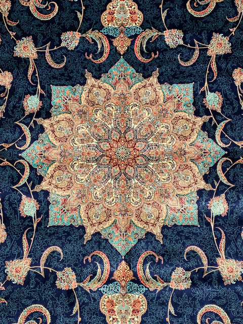 Exquisite 100% Silk Persian Design Rug – Elegant and Luxurious, size 6' 6" x 9' 8"