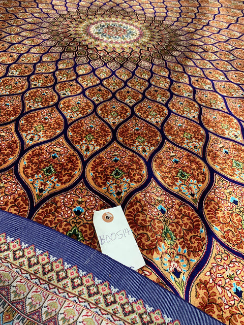 Exquisite 100% Silk Persian Design Rug – Elegant and Luxurious, size  7' x 10'