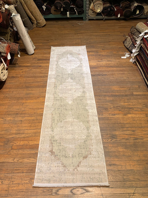 Persian-Inspired. Modern Defined. Turkish Made Rug, size 2' 6"x 9' 8" (O)