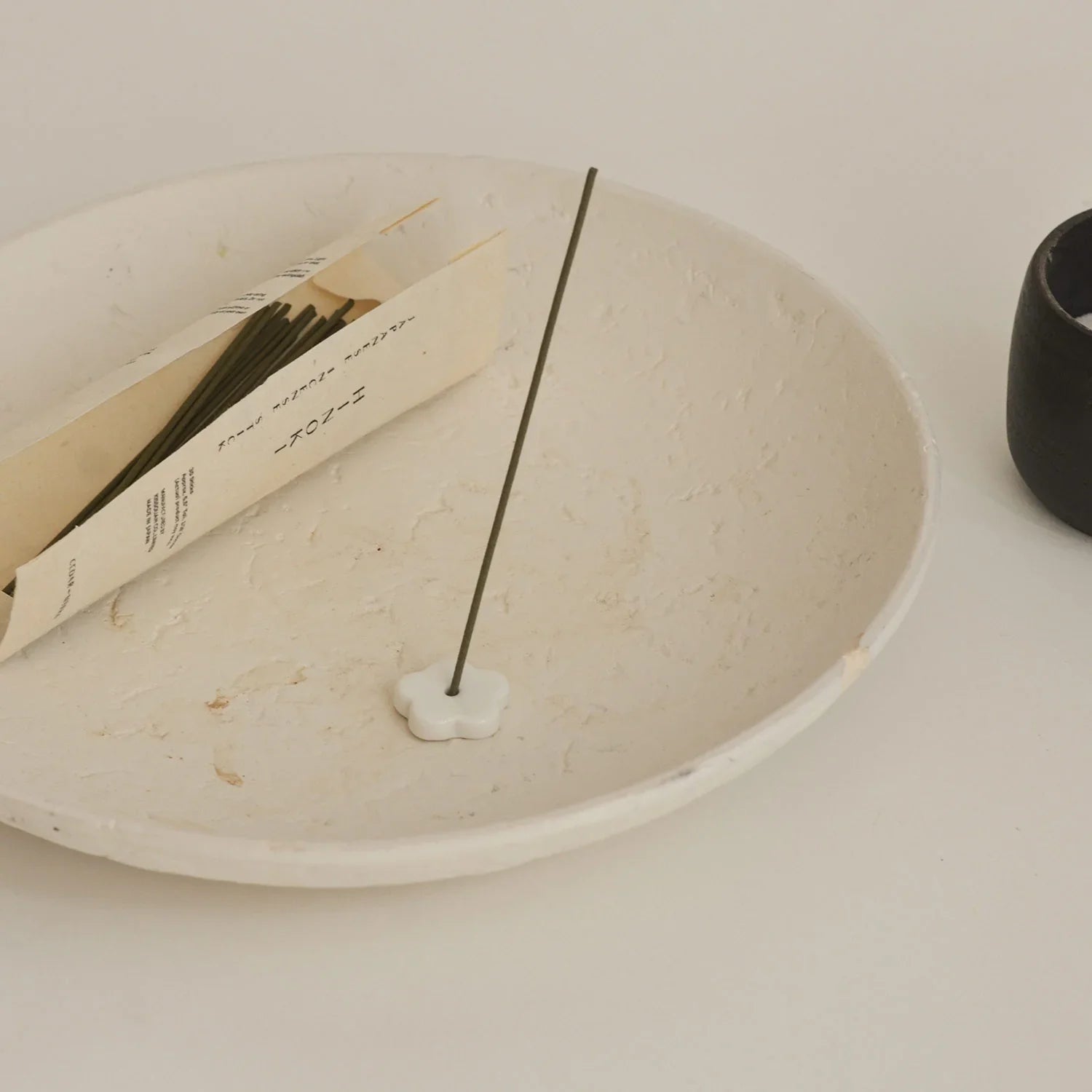 Hinoki Japanese Incense Stick Set – 30 Sticks with Ceramic Holder