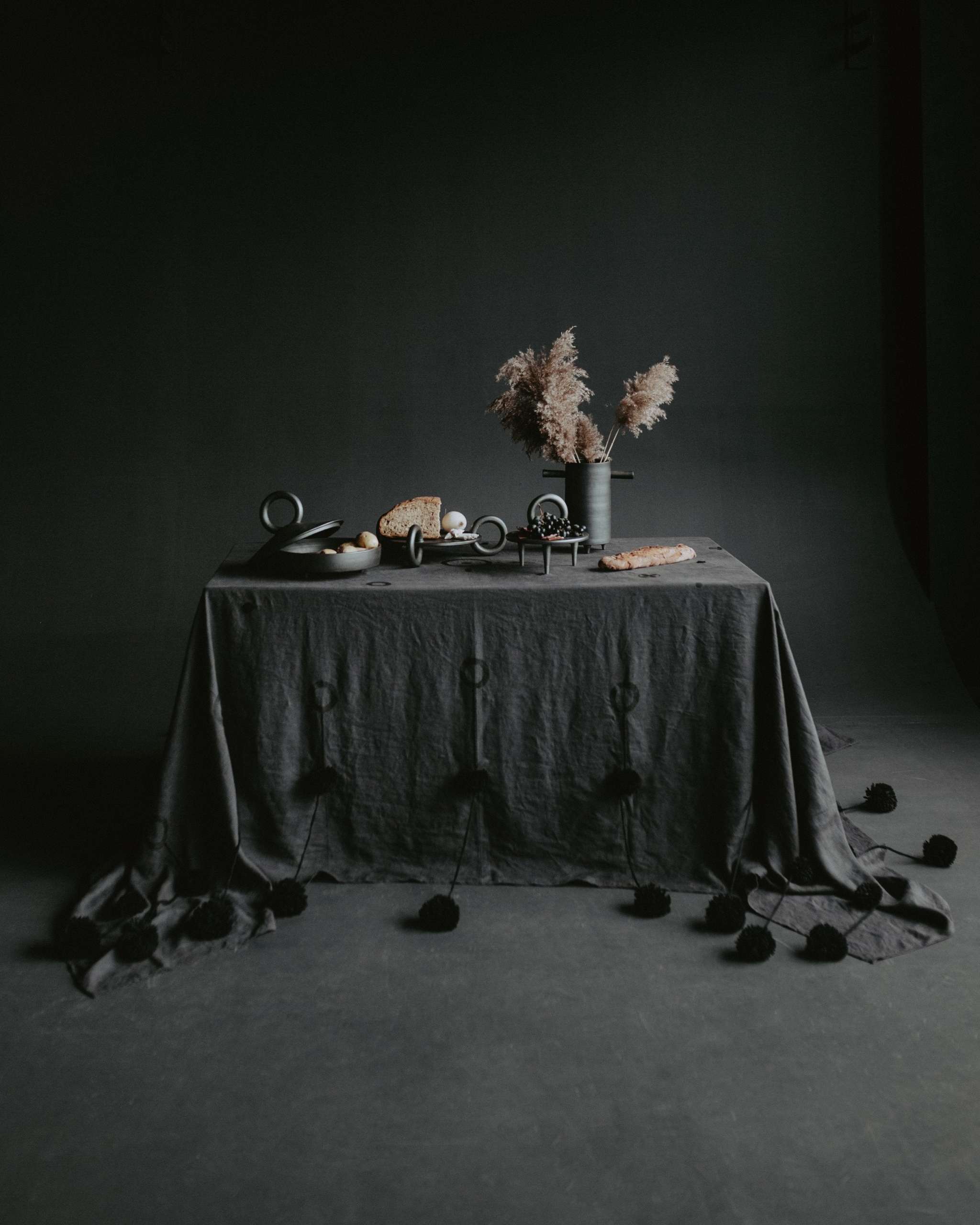 Shallow Serving Bowl with Lid Guculia. Shadow